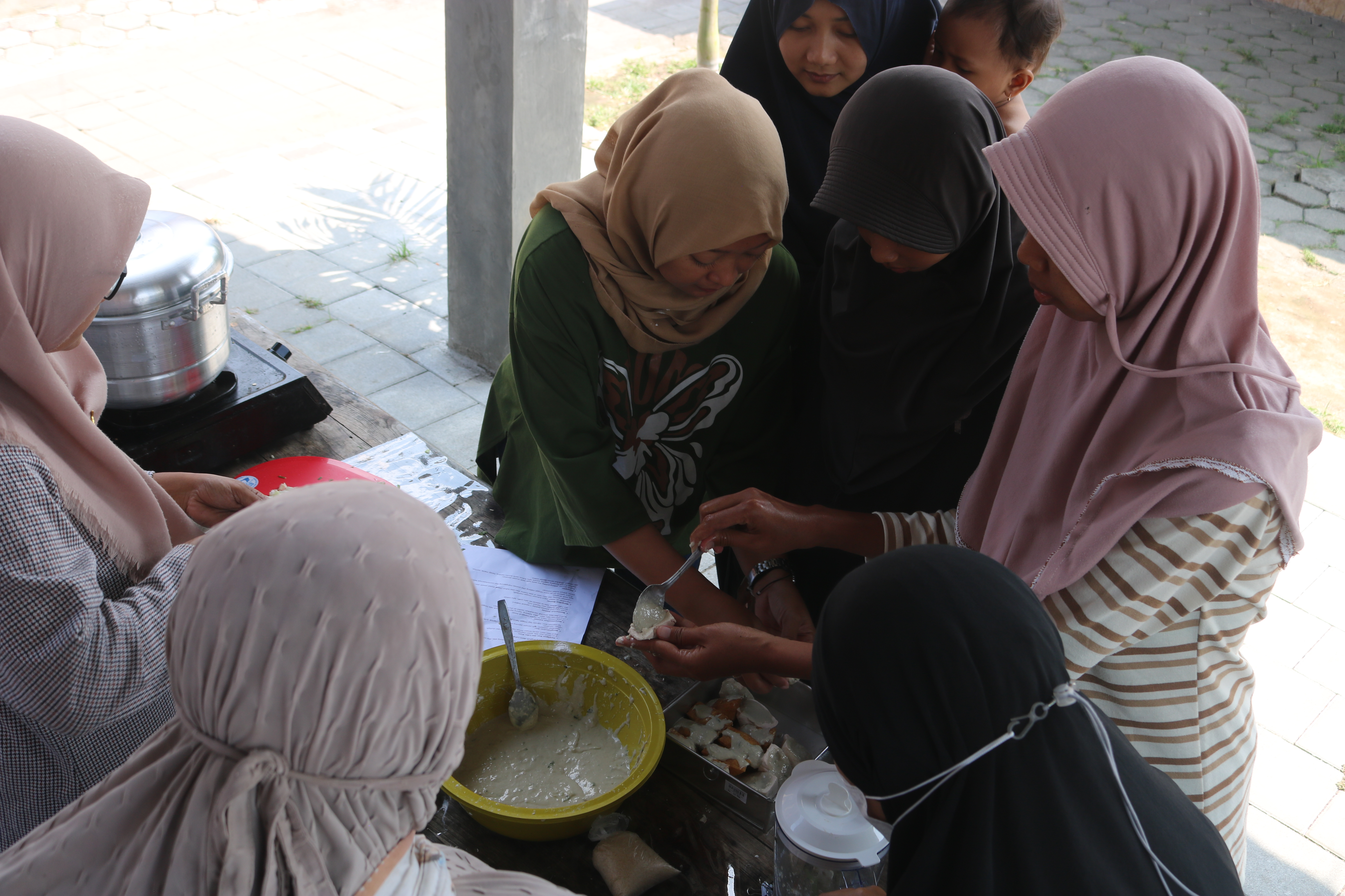 Proses Memasukkan Adonan Siomay Lele