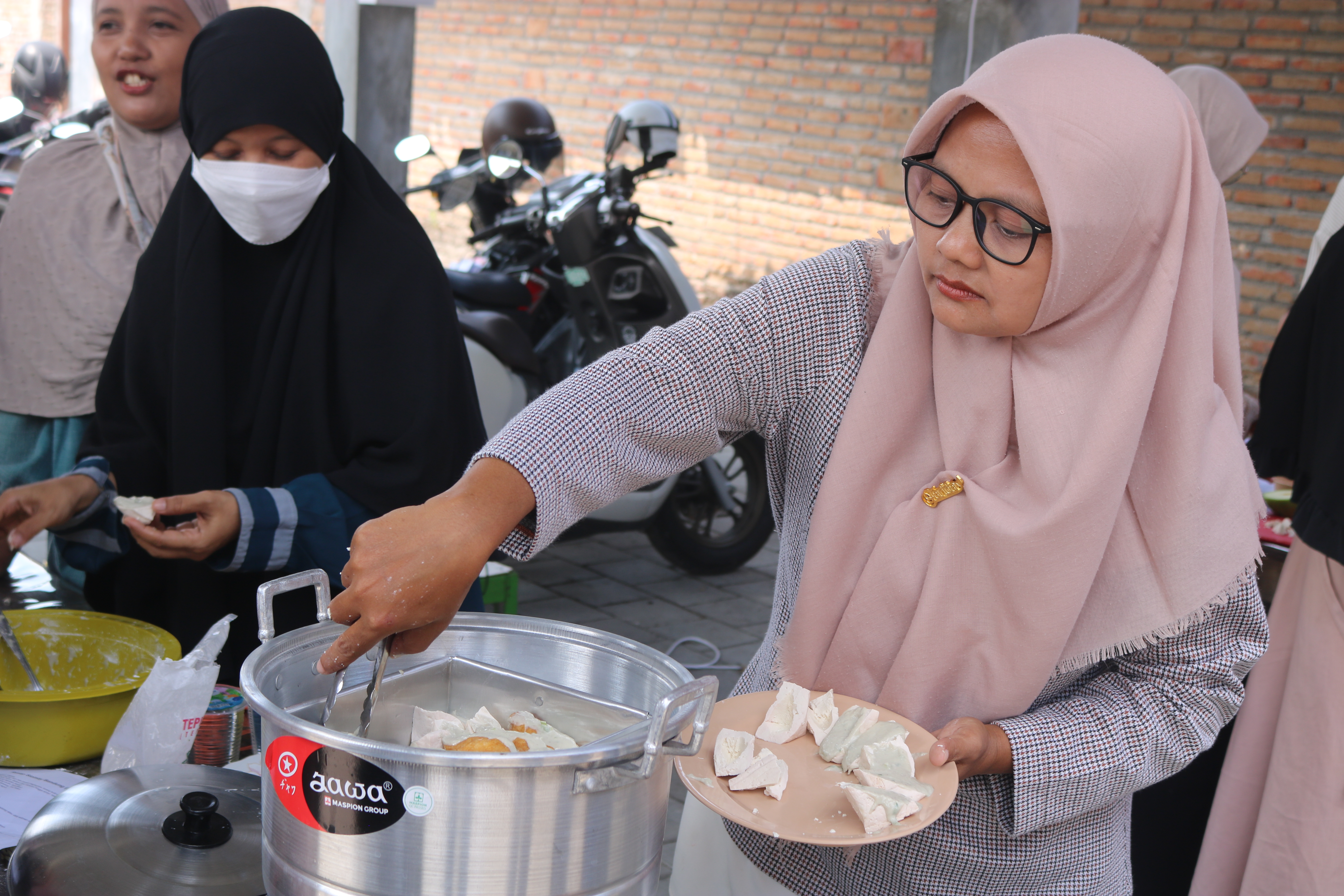 Proses Mengukus Siomay Lele
